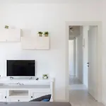 Marina - Near Airport With Swimmingpool Апартаменты *